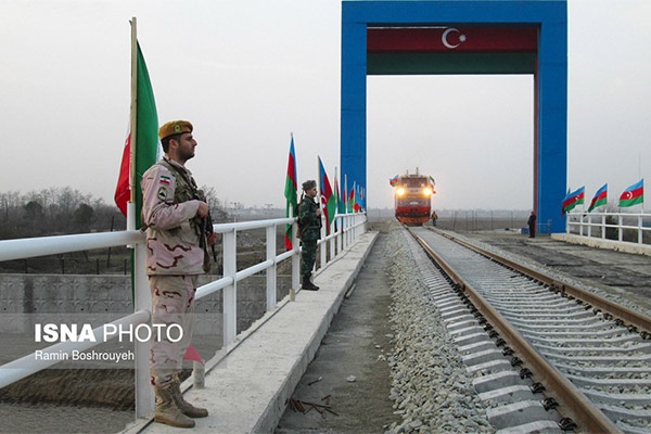 ورود اولین قطار مسافربری از آذربایجان به ایران/عکس