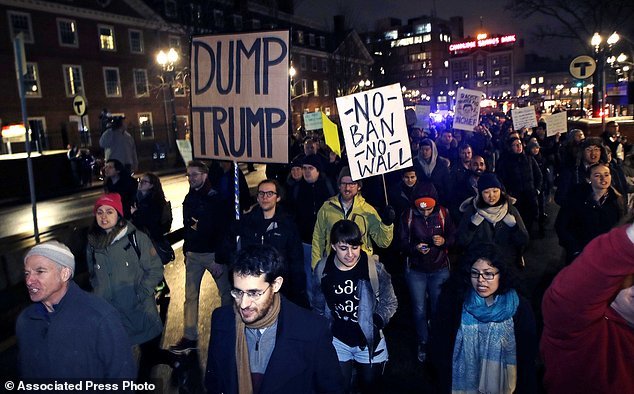 عکس/تجمع معترضان به دستور جدید مهاجرتی ترامپ در میدان هاروارد