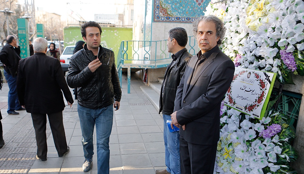 تصاویر : بازیگران در مراسم ترحیم پدر فرهاد اصلانی
