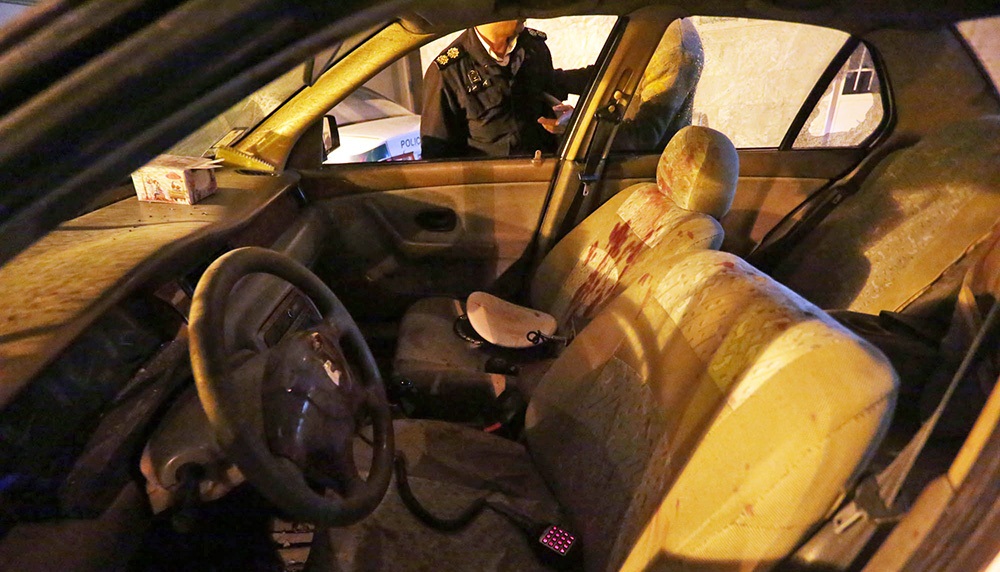 تصاویر : پرتاب ترقه انفجاری داخل خودروی پلیس راهور مشهد