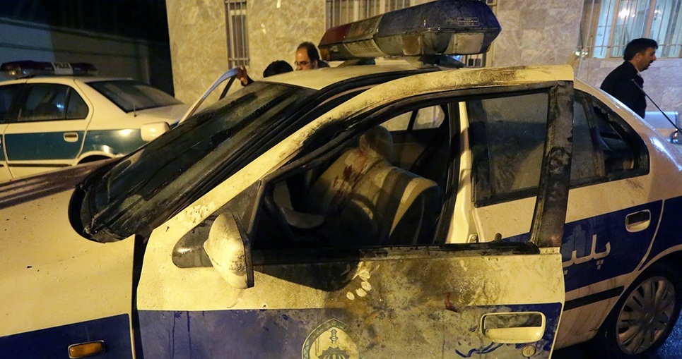 تصاویر : پرتاب ترقه انفجاری داخل خودروی پلیس راهور مشهد
