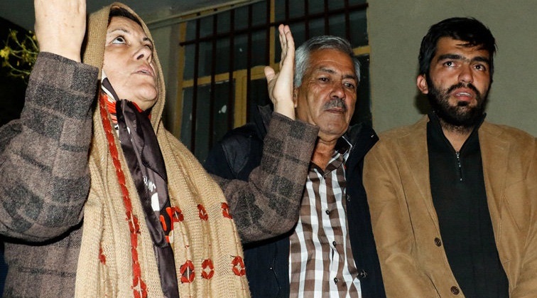 تصاویر : تحویل گروگان آزاد شده به خانواده
