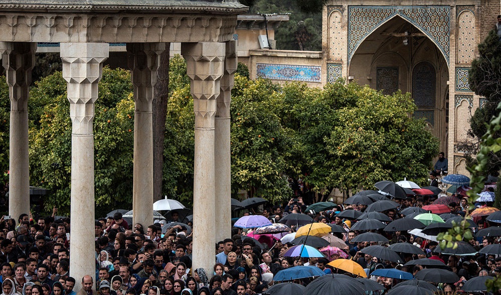 تصاویر : لحظه تحویل سال نو در حافظیه شیراز