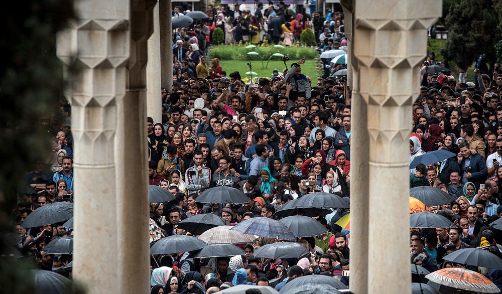 تصاویر : لحظه تحویل سال نو در حافظیه شیراز