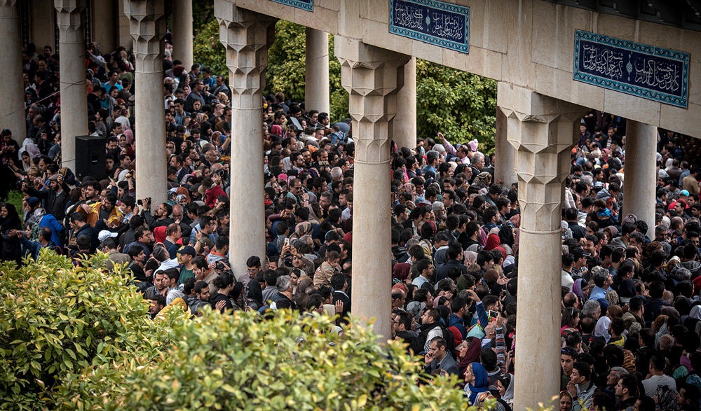 تصاویر : لحظه تحویل سال نو در حافظیه شیراز