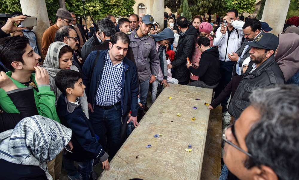 تصاویر : لحظه تحویل سال نو در حافظیه شیراز