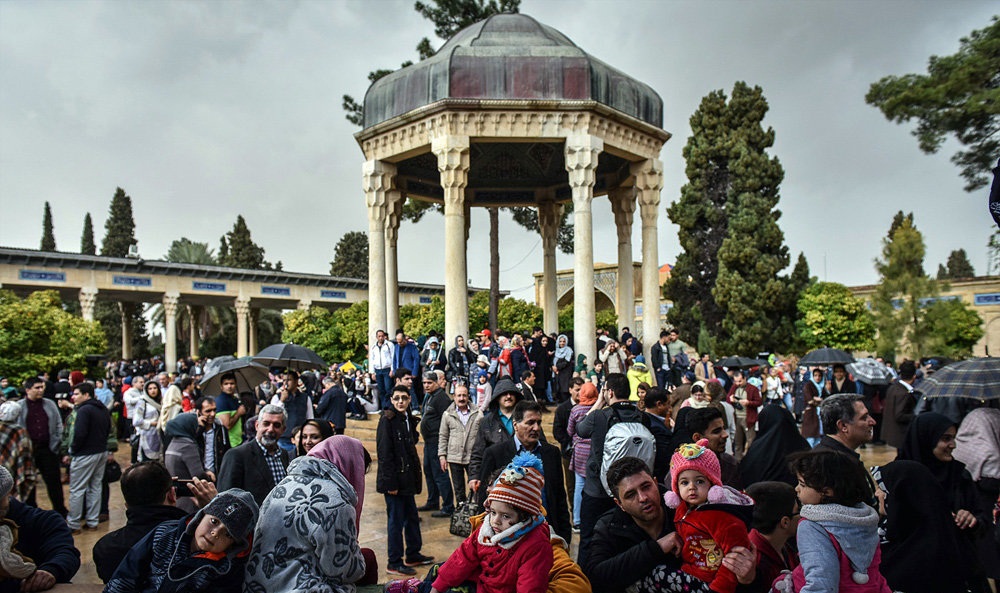 تصاویر : لحظه تحویل سال نو در حافظیه شیراز