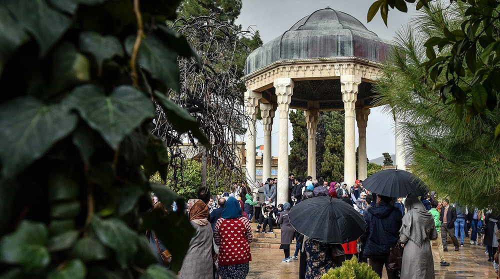 تصاویر : لحظه تحویل سال نو در حافظیه شیراز