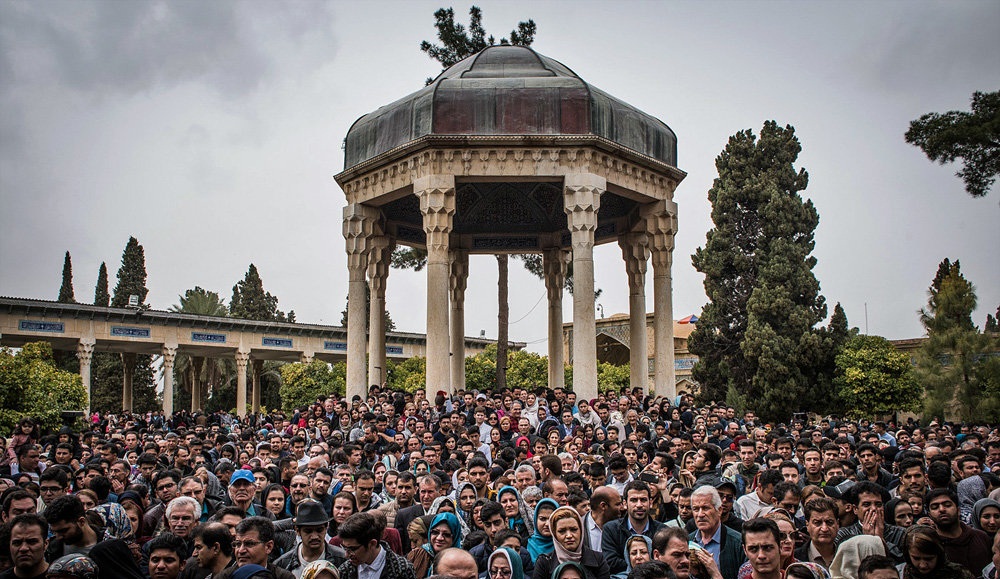 تصاویر : لحظه تحویل سال نو در حافظیه شیراز