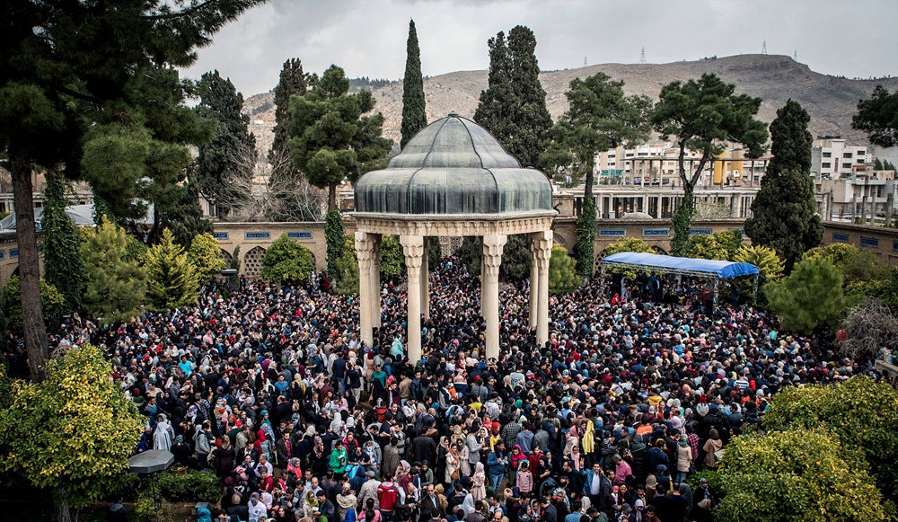 تصاویر : لحظه تحویل سال نو در حافظیه شیراز
