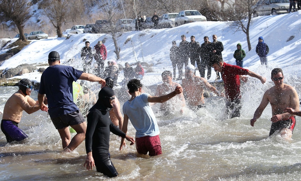 تصاویر : جشنواره مردان یخی در رودخانه خیاو چای