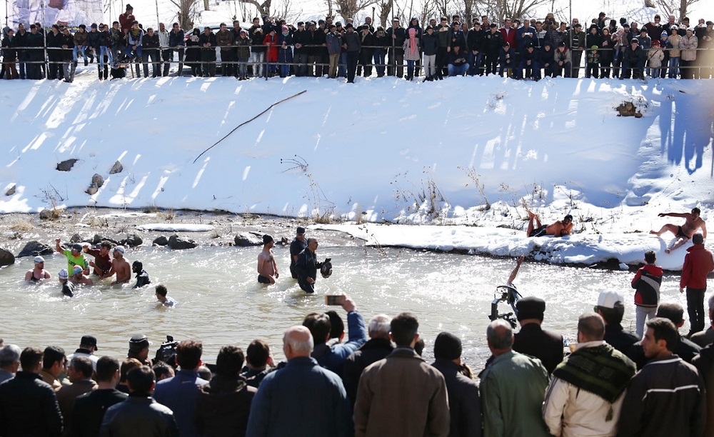 تصاویر : جشنواره مردان یخی در رودخانه خیاو چای