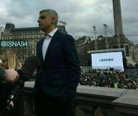 عکس/صادق خان، شهردار لندن نیز برای تماشای فیلم فروشنده در میدان ترافالگار حاضر شد