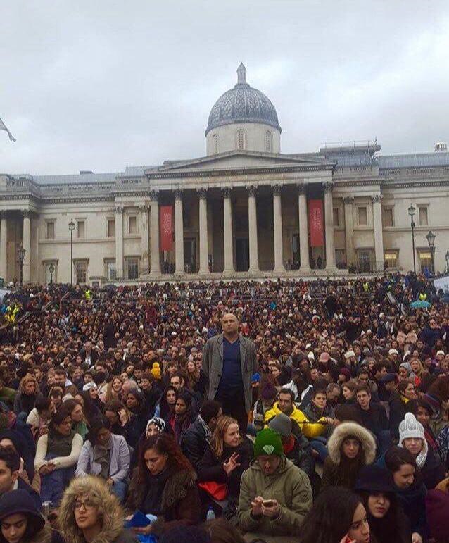 تصاویر/فروشنده هزاران نفر را به ترافالگار لندن کشاند