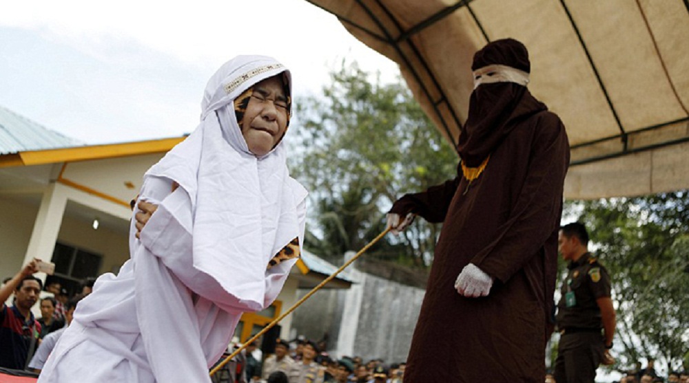 تصاویر : حکم شلاق در ملاءعام در اندونزی