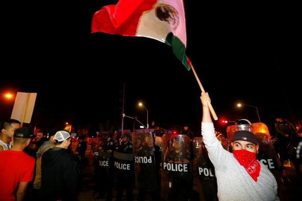 تصاویر : درگیری پلیس با معترضان ترامپ