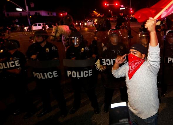 تصاویر : درگیری پلیس با معترضان ترامپ