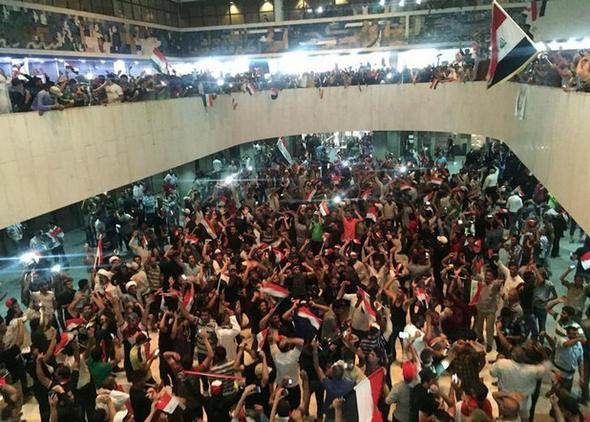 تصاویر : پارلمان عراق در اشغال معترضان