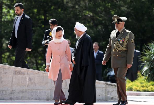تصاویر : استقبال روحانی از رئیس جمهور کره