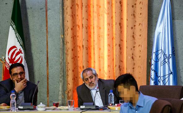 تصاویر : قاتل ستایش در حضور دادستان تهران تصاویر : قاتل ستایش در حضور دادستان تهران