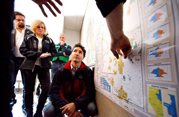 تصاویر : بازدید نخست وزیر کانادا از شهر سوخته