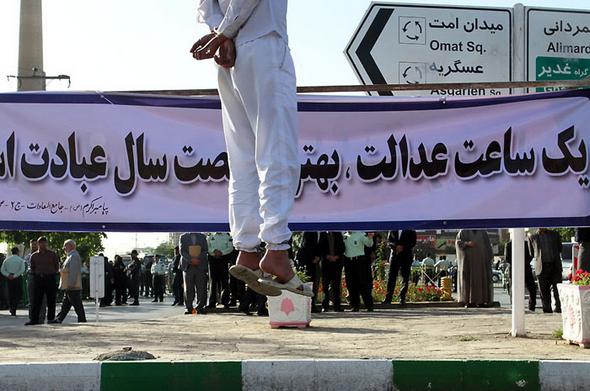 تصاویر : اعدام قاتل طلافروش در مشهد