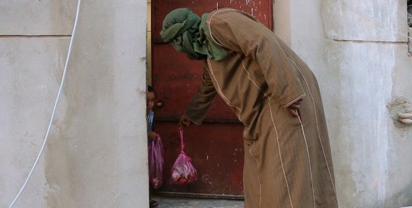 تصاویر : کمک داعش به مردم فقیر