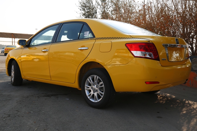 خودروی زیبای آریو تاکسی در کوچه پس کوچه های شهر اصفهان