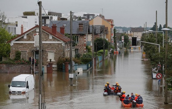 تصاویر : پاریس غرق در آب