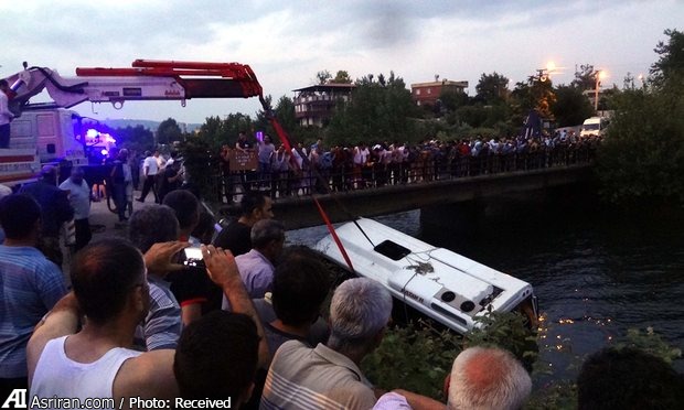 واژگونی اتوبوس مدرسه در کانال آب در ترکیه؛ 14 کشته و 26 زخمی (+عکس)