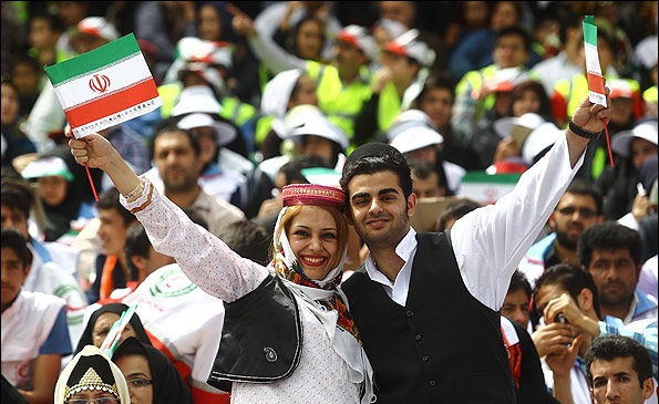 فیلم: ماجرای جنجالی میتینگ احمدی نژاد در ورزشگاه آزادی، رقص و پایکوبی و دختران بزک کرده!