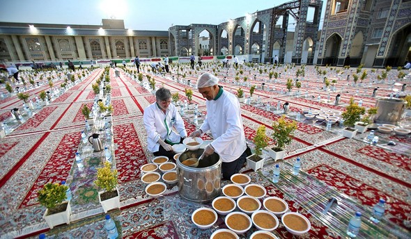تصاویر : بزرگترین ضیافت افطار در حرم امام رضا(ع)