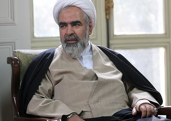 اگر اصولگرایان در انتخابات 96 از روحانی حمایت کنند، همین رمقی که ازشان باقی مانده، از بین می رود / احمدی نژاد از اصولگرایان درخواست پشتیبانی نخواهد کرد