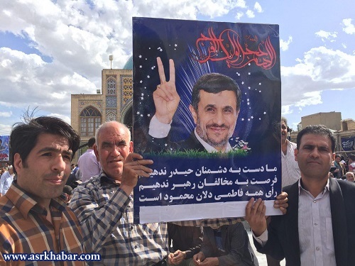 پوستر عجیب احمدی نژادی ها در زنجان/ عکس