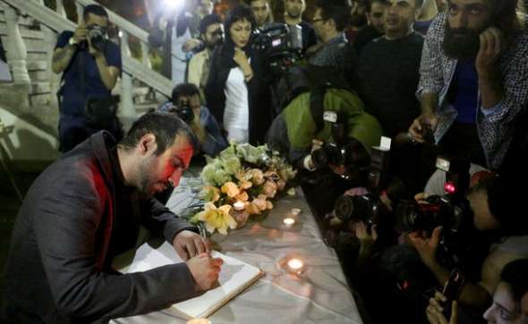 تصاویر : امضای دفتر یادبود برای 