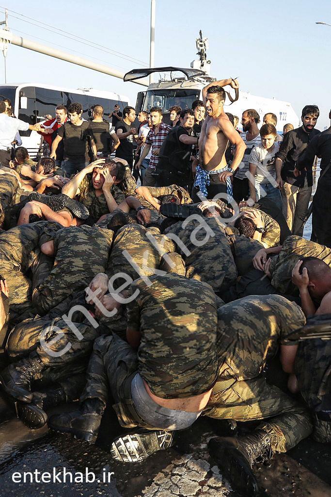 عکس/شکنجه کودتاگران توسط نیروهای امنیتی ترکیه