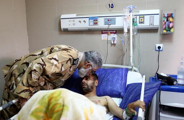 تصاویر : عیادت امیرپوردستان از سربازان مجروح