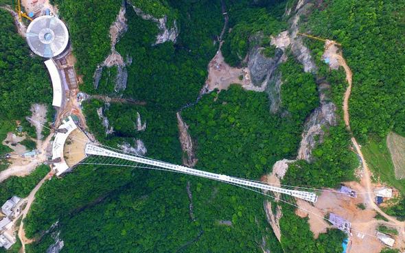 تصاویر : پل‌های شیشه‌ای بر فراز دره‌های مرگبار