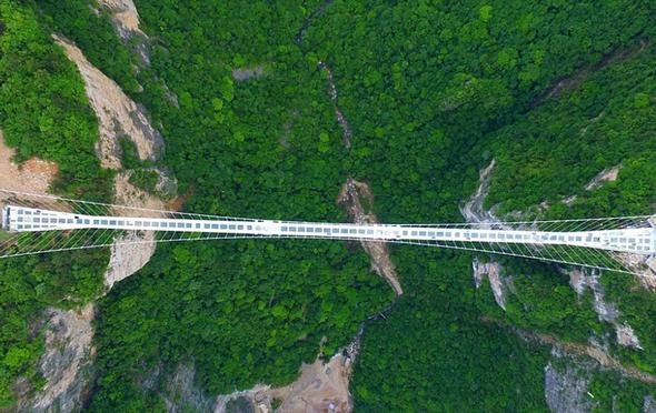 تصاویر : پل‌های شیشه‌ای بر فراز دره‌های مرگبار