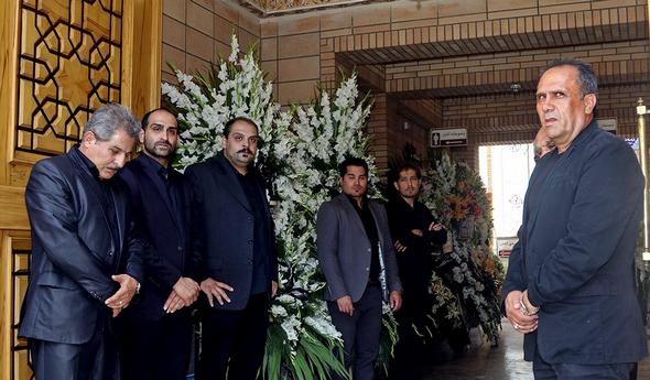 تصاویر : چهره‌ها در مراسم ترحیم برادر 