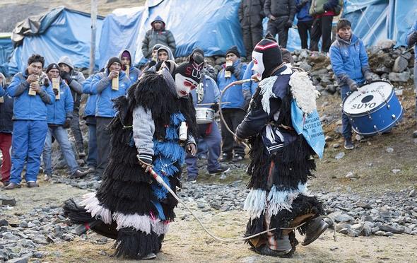 تصاویر : جشنواره عجیب شلاق زدن در پرو‎