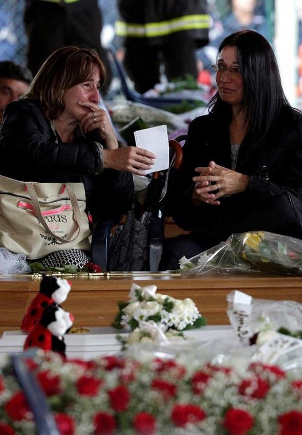 تصاویر : سوگواری خانواده قربانیان زلزله ایتالیا