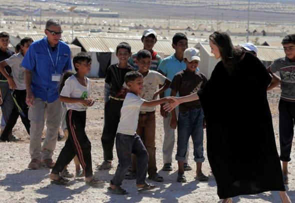 تصاویر : آنجلینا جولی در اردوگاه آوارگان سوری