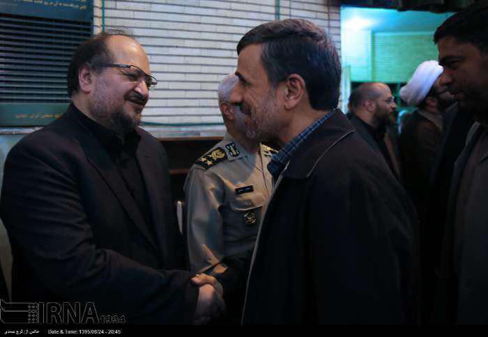 عكس: خوش و بش احمدي نژاد و معاون روحاني، در يك مراسم ختم