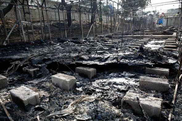 تصاویر : آتش گرفتن اردوگاه پناهجویان در یونان