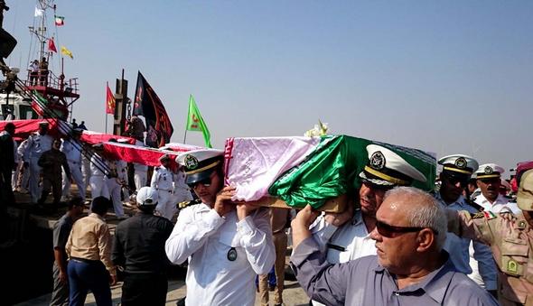 تصاویر : ورود پیکرهای ۶۶ شهید دفاع مقدس از مرز دریایی آبادان