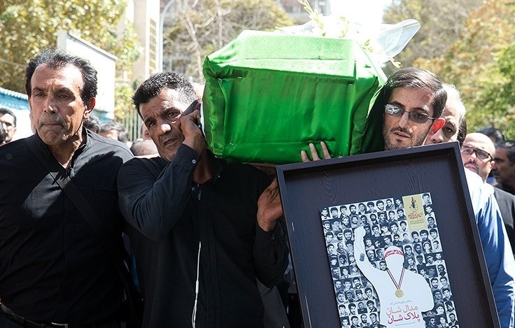 پیکر مرحوم گلبارنژاد در شیراز تشییع و به خاک سپرده شد + عکس