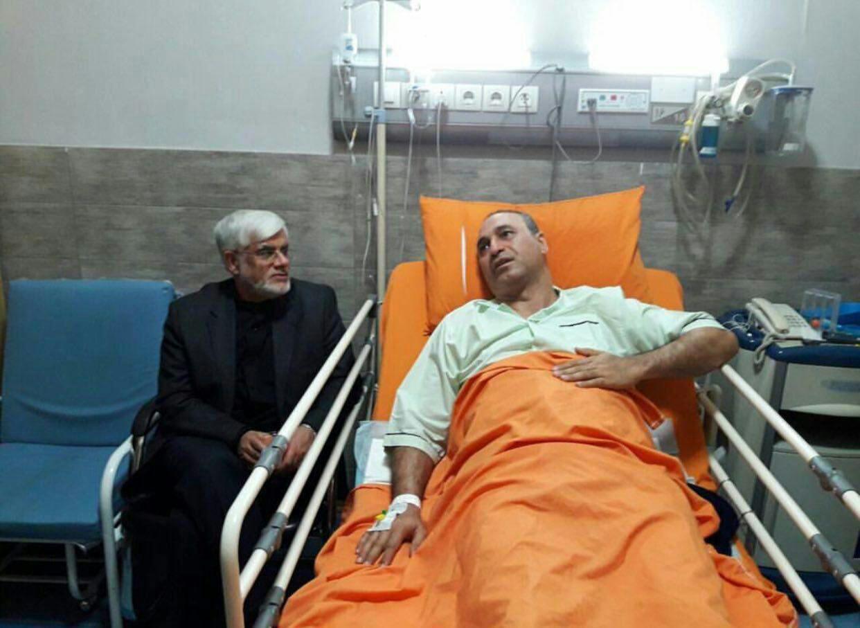 تصویر: عیادت عارف از حمید فرخ‌نژاد در بیمارستان