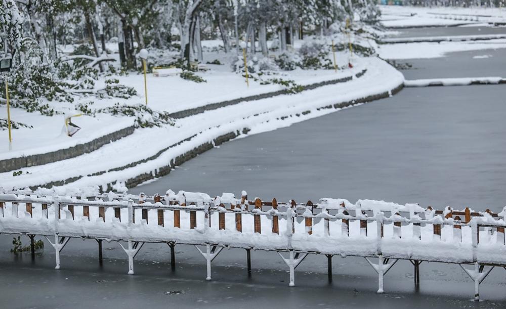 تصاویر : بارش نخستین برف پاییزی در اردبیل