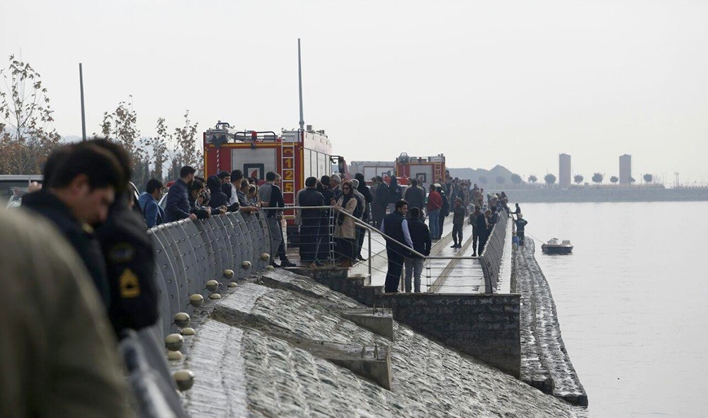 تصاویر : سقوط بالگرد در درياچه چيتگر